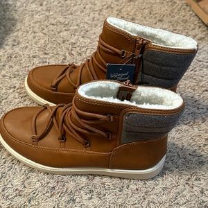 NWT Target universal thread fleece lined boots. Size 8.5